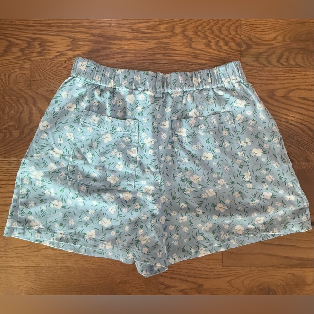 BP, Nordstrom. Floral Print Pleated Shorts in Blue Daisy Spray. Size Small. - Picture 3 of 7